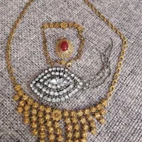 نیم ست و شمش و گل‌سینه زیبا وکاردر منزل خود