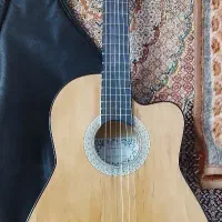 گیتار سالم وتمیز