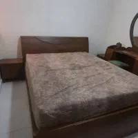 تخت دونفر با عرض۱۸۰/با دو عددپاتختی در حد نو