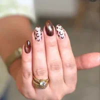 کاشت وانواع خدمات ناخن با سابقه هشت ساله