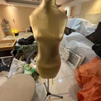 مانکن خیاطی زنانه حرفه‌ای با پایه فلزی.