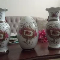 ۲عددگلدان چینی تقریباقدیمی باتخم مرغی وسطش
