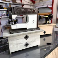 میز نشسته چرخ خیاطی