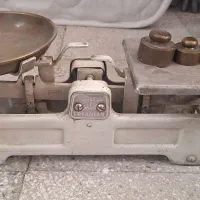 ترازو دو کفه کوچک با سه وزنه برنجی دکوری