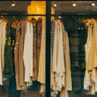 فروشنده خانم در فروشگاه لباس زنانه تمام وقت