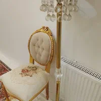 آباژور ایستاده کنار سالنی