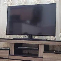 تلویزیون ۴۳ اینچ با میز اشانتیون