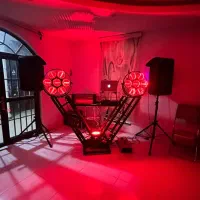 دیجی dj حرفه‌ای و نورپردازی مدرن مجالس تولد دی جی