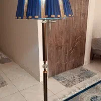 آباژور ایستاده