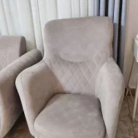 میز تلویزیون  و یک مبل یکنفره(کاملا درحدنو)