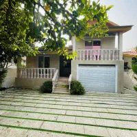 ویلا-باغچه-نیم-پیلوت-حیاط-نقلی-ودنج-خوش-ساخت