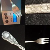 چنگال نقره و سکه نقره و گردنی