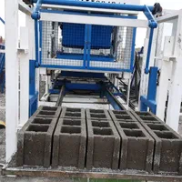 یک  کارگر جهت بارگیری و تخلیه و یک جوشکار