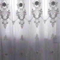 پرده با گلهای برجسته همراه با زیر پرده