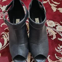 کفش|کیف، کفش، کمربند|شیراز, مسلم|دیوار