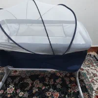 گهواره و تخت کنار مادر