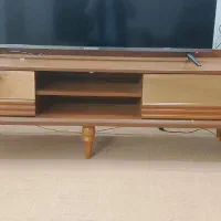 یک عدد میز تلویزیون نو و یک عدد میز غذاخوری