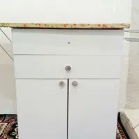 میزاتو و چرخ خیاطی کمدی.میزاتو ایستاده.اتو مسافرتی