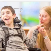 نگهداری از بچه معلول