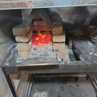 کارگر ساده وسط کار چای ریز قهوه خونه