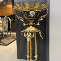 میوه خوری پایه دار کنار سالنی تمام برنج