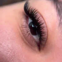 خدمات اکستنشن مژه و ناخن
