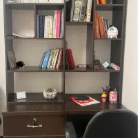 میزتحریر و کتابخانه