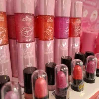 نیازمند ادمین و فروشنده خانم لوازم آرایشی