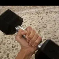 دوعدد دمبله ۵کیلوی دارم . یه ماهه کارکردم باش خدای