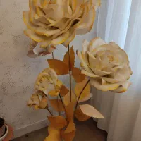 آباژور کنار سالنی ایستاده