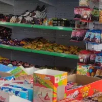 فروشنده خانم برای سوپرمارکت