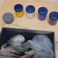 مقداری لوازم هنری