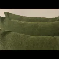 ۳ عدد کوسن ساده سبز رنگ و ۲ عدد کوسن طرح دار