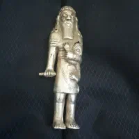 مجسمه و سکه های نقره قدیمی