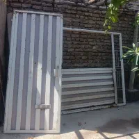 در حیاط و ساختمان
