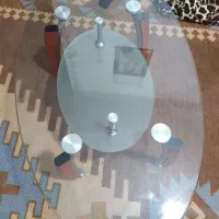 یک عدد گل میز شیشه ای پایه چوبی