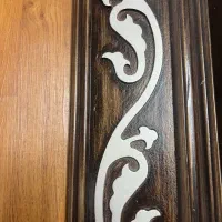 کتیبه چوبی بالای پرده