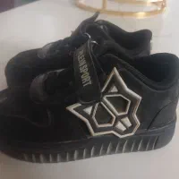 تعدادی کفش زنانه بچگانه