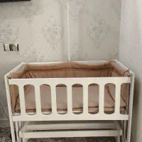 تخت کنار مادر گهواره ای نو با قیمت مناسب با توری
