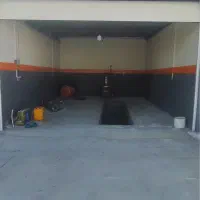 یک دهنه گاراژ جهت کافه