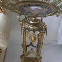 کنار سالنی و ساعت ایستاده برنزی