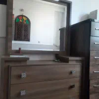 تخت دونفره با میز آرایش ودو عددکشو کنار تخت