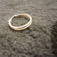 یک عدد گوشواره گم شده