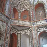 همکف-حیاط-اختصاصی-خیابان-رازی