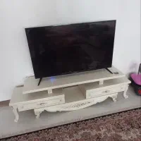 فروش تلویزیون صفحه شکسته با میز تلویزیون.