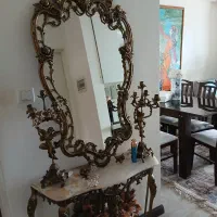 آیینه و شمعدان با میز کنسول