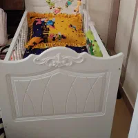 تخت کودک با تشک طبی برند رویال همراه شلف بالا تخت