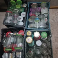 ۷۰ تا شیشه و تعدادی قوطی پلاستیکی همگی باهم