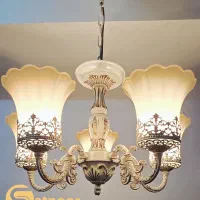 ۱ جفت لوستر ۵ شاخه کلاسیک سفید پتینه طلایی (۲ عدد)|لوستر و چراغ آویز|تهران, اقدسیه|دیوار