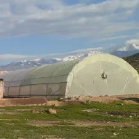 گلخانه در کنار غار باستانی و چشمه گوارای گلستان
